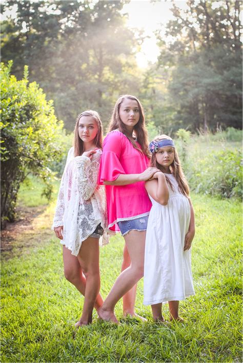 3 sister poses for photography